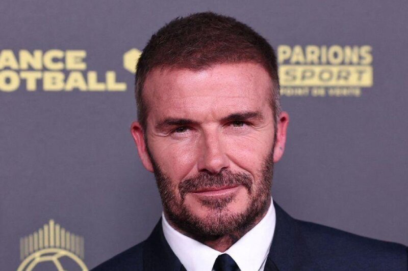 عکس| موبایل قدیمی در دستان دیوید بکام