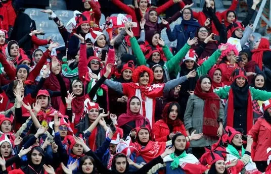 ببینید | دو خواهر و برادر پرسپولیسی پس از ۲۰ سال به آرزوی خود رسیدند