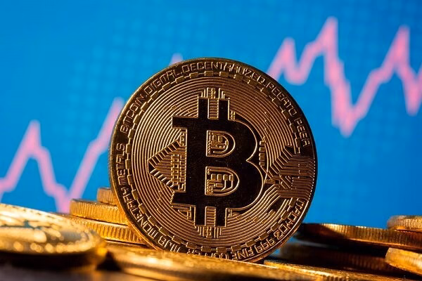 بیت‌کوین در دوراهی صعود یا سقوط/ تثبیت روی ۶۳ هزار دلار؛ آغاز موج جدید یا مقدمه ریزش؟